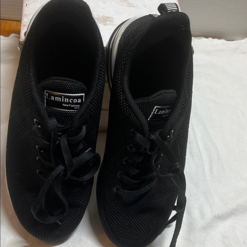 Lamincoa Ladies Black Athletic Air Sneakers size 7.5-8
